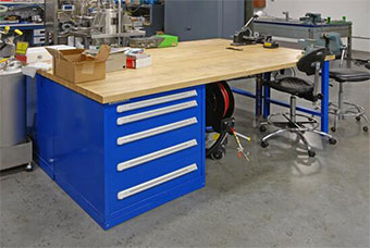 浦豐柜業(yè)幫助中國重汽動力公司設計鉗工工作臺